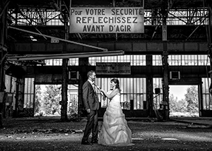 photo mariés en noir et blanc décalée amusante