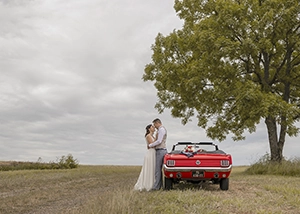 photo mariage dans les champs avec une voiture de collection