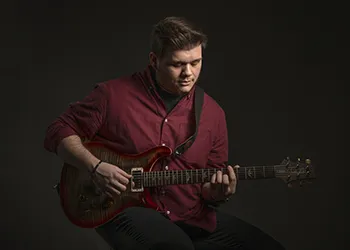  guitariste en train de jouer