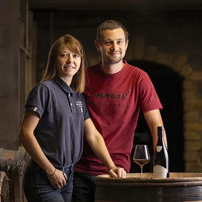 photo d'un jeune couple de viticulteur dans les caves en bourgogne