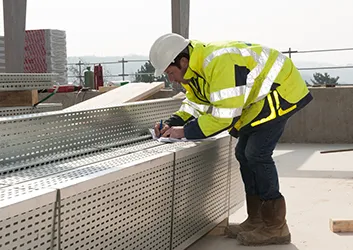 ouvrier sur son chantier