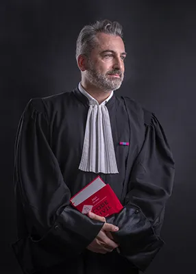 photo d'avocat en robe.